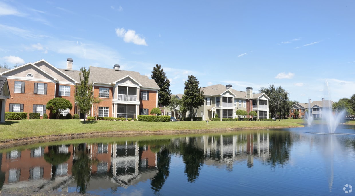 Heritage Deerwood Condominiums - Website home page background image